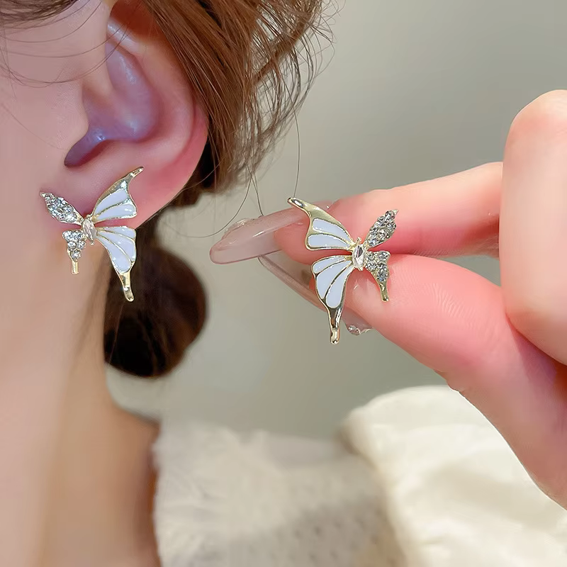 Fashion Cute Butterfly Stud Earrings for Women White Enamel Oil Crystal Wings Earrings Party Sweet Golden Color Metal Jewelry
